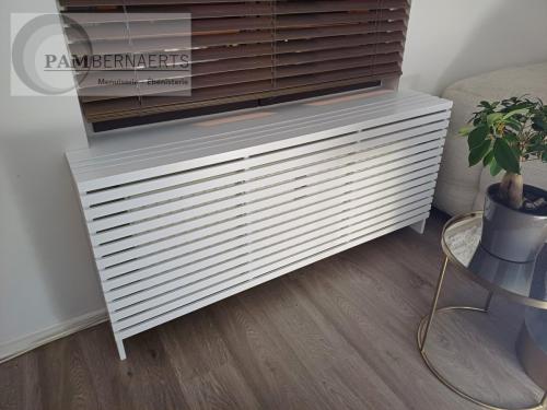 01) Cache-radiateur en MDF laqué, amovible