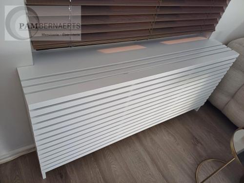 02) Cache-radiateur en MDF laqué, amovible