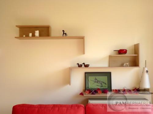 01) Etagères asymétriques en chêne plaqué, vernis acrylique 