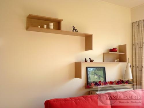 02) Etagères asymétriques en chêne plaqué, vernis acrylique 