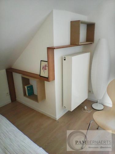 03) Etagère en multiplex plaqué merisier, caissons en MDF