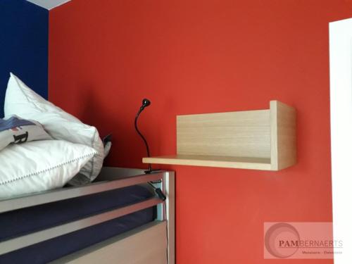 04) Etagère en chêne plaqué, vernis acrylique