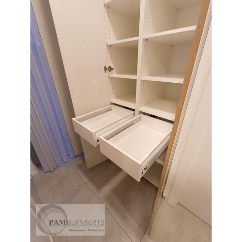 4) Tiroirs à sortie totale