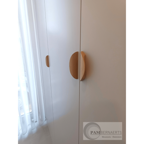 7) Poignées en chêne massif huilé