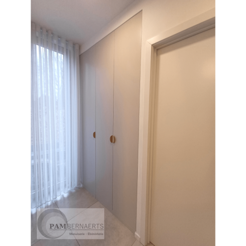 8) Placard de hall d'entrée