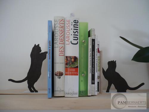 01) Serre-livres chats en bouleau teinté et vernis